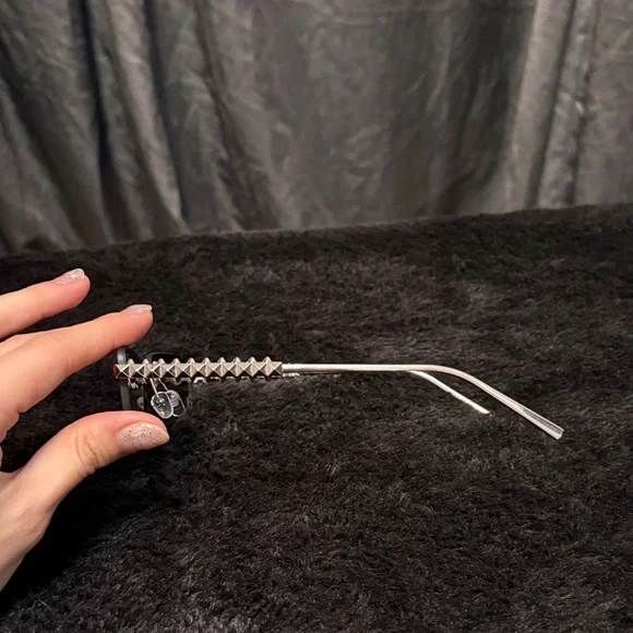 Stylish Silver Rimless Sunglasses - Picture 4 of 5